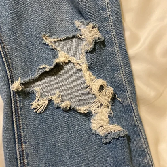 American Eagle Mom Jean Sz 2 Long worn, ripped, distressed cool jeans, light - Picture 9 of 13